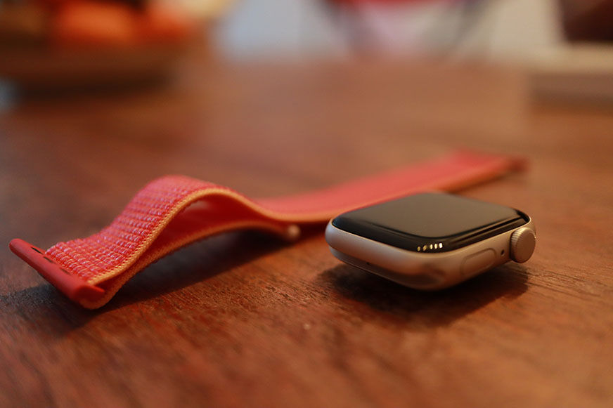 Man sieht die Apple Watch SE 2.